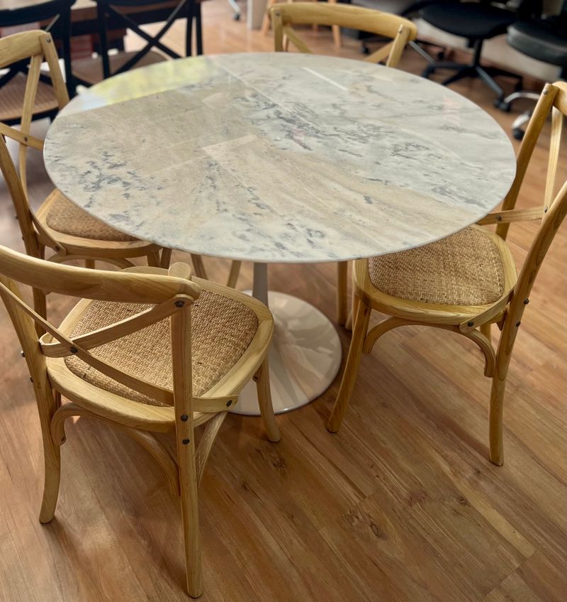 Mesa Saarinen branca com cadeiras de madeira