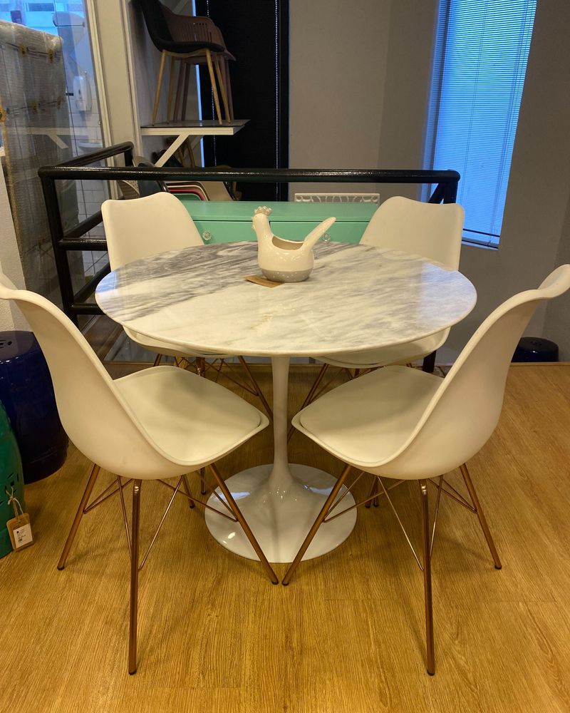 Mesa Saarinen de Jantar Circular com cadeiras Eames do lado