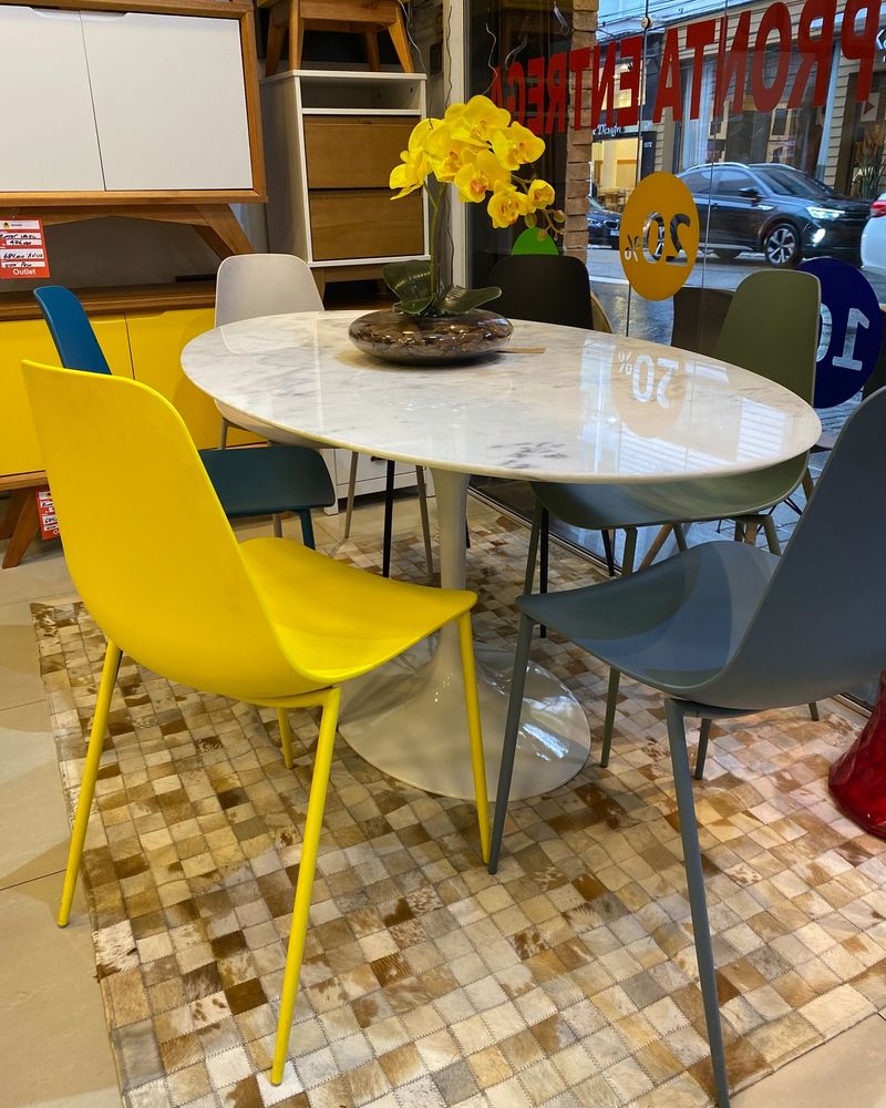 Mesa Saarinen branca com cadeiras coloridas