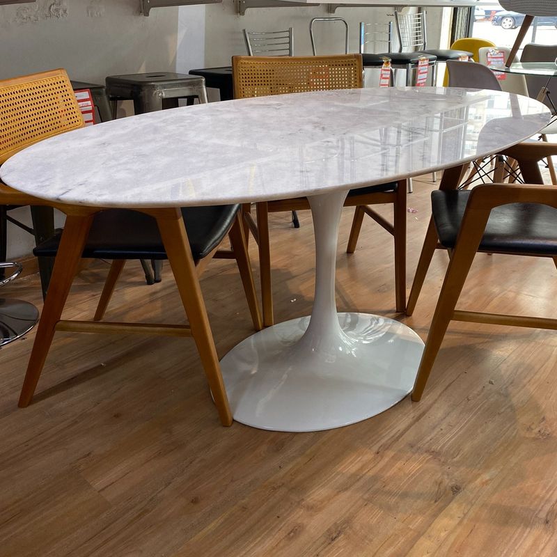Mesa de Jantar Oval modelo Saarinen na cor branca