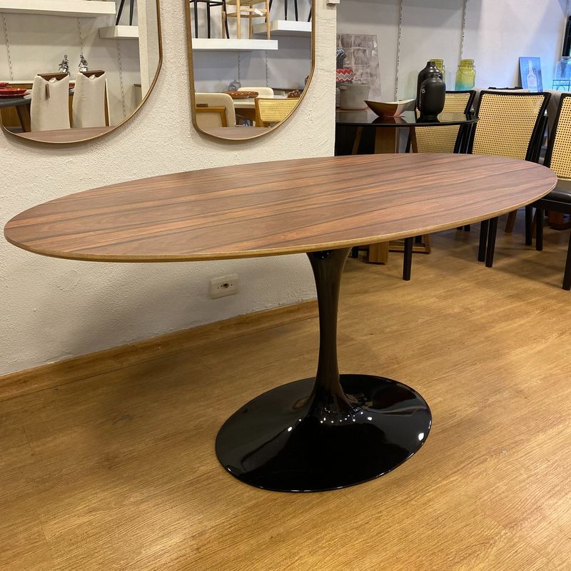 mesa saarinem escura para usar no escritório