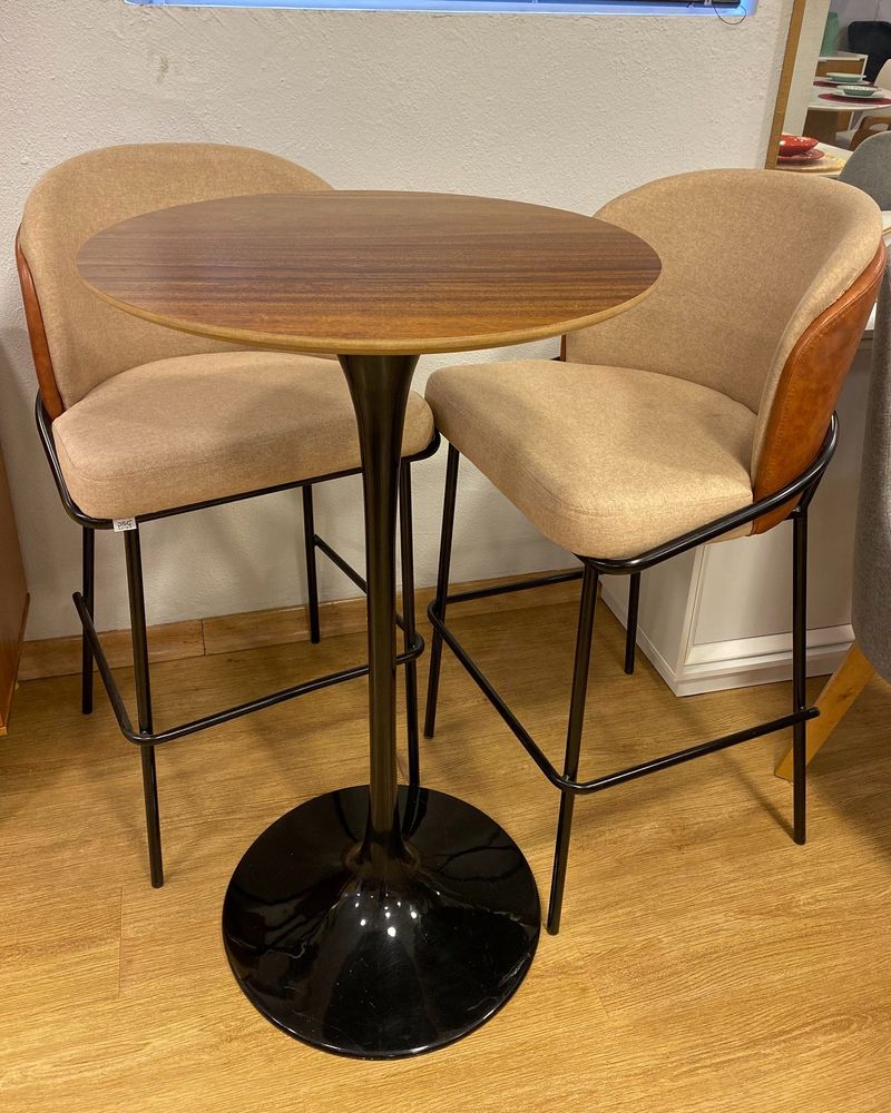 mesa saarinen de madeira com duas banquetas do lado