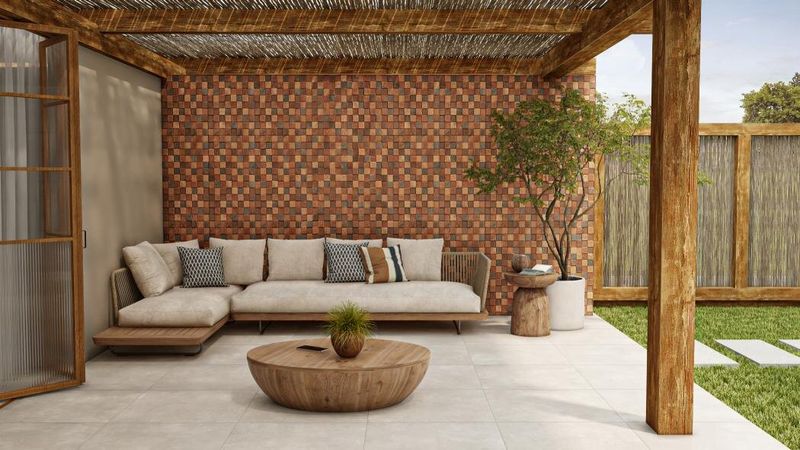 área externa com parede de tijolinhos em tons de marrons