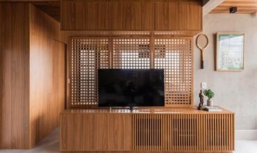 sala de estar com um painel de muxarabi dividindo o ambiente