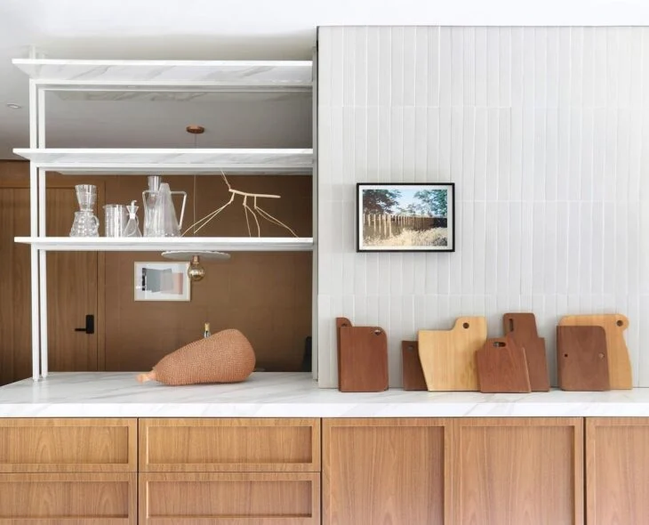 cozinha decorada com balcão de madeira