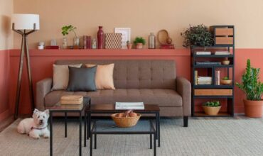 sala decorada com sofá marrom e parede terracota