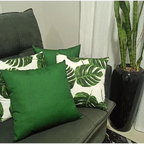 almofadas verdes e com estampas de folhas