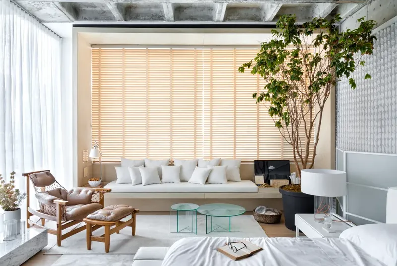 sala de estar sofisticada com o estilo japandi