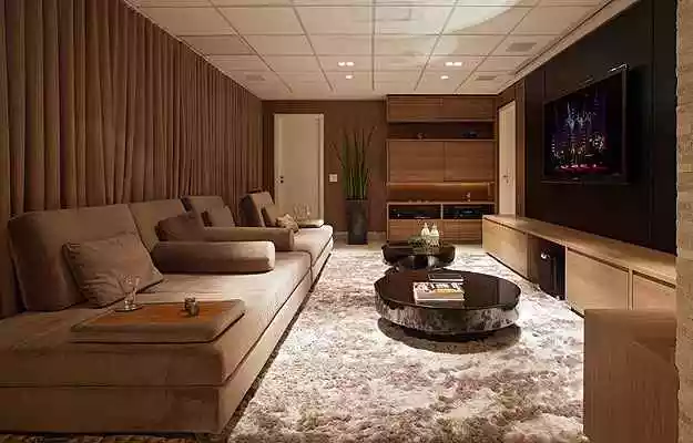 Sala decorada com tons terrosos