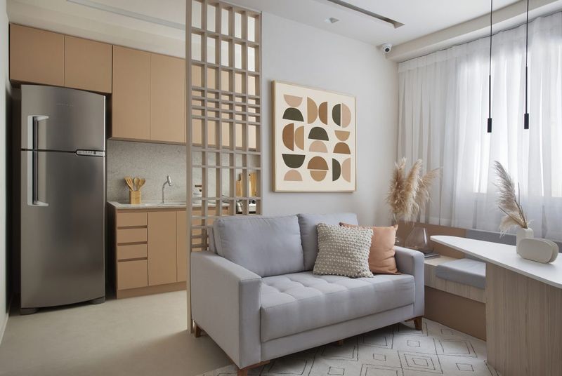 Sala integrada com cozinha tons de bege