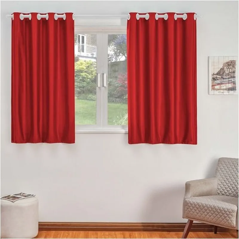 cortina vermelha em parede branca