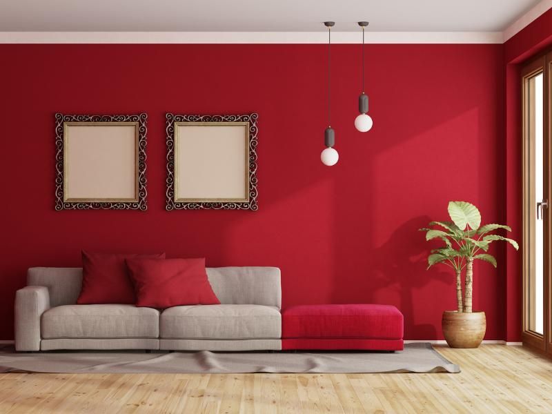 parede vermelha com sofa bege