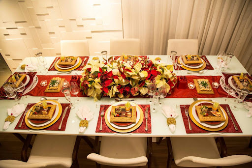 mesa posta com detalhes vermelhos e dourados