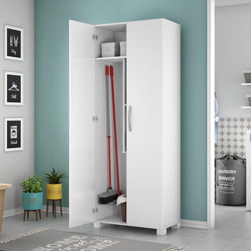Armário branco para limpeza em ambiente moderno
