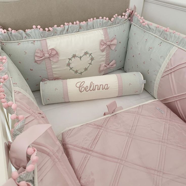 Berço infantil decorado em tons rosa