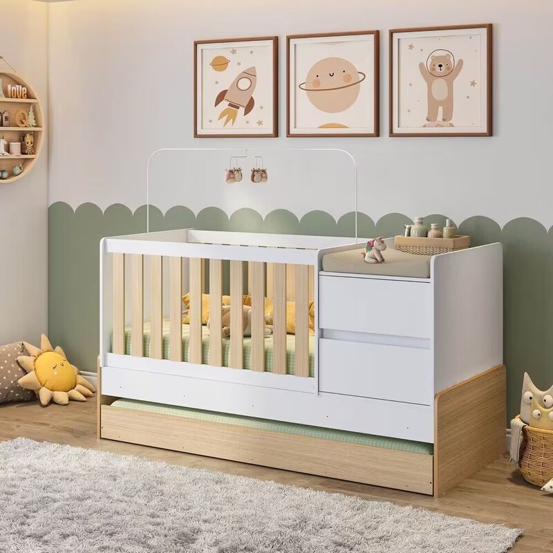 Berço moderno em quarto infantil com decoração lúdica