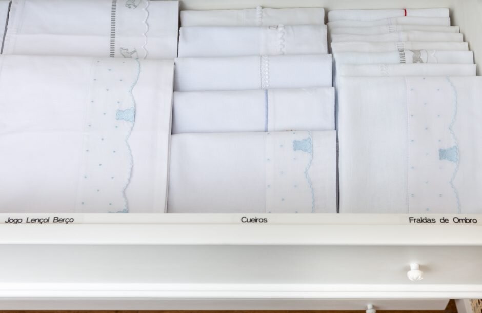 Conjunto de lençóis brancos organizados em gaveta