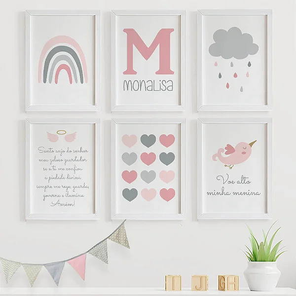 Decoração de parede com quadros infantis em tons pastéis.