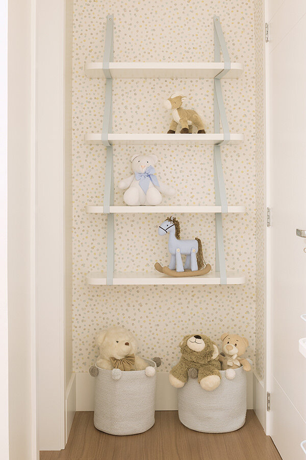 Estante com brinquedos em um quarto infantil