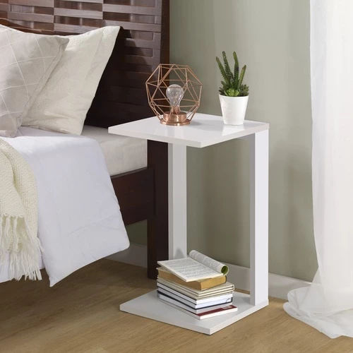 Mesa lateral moderna com planta e livros.