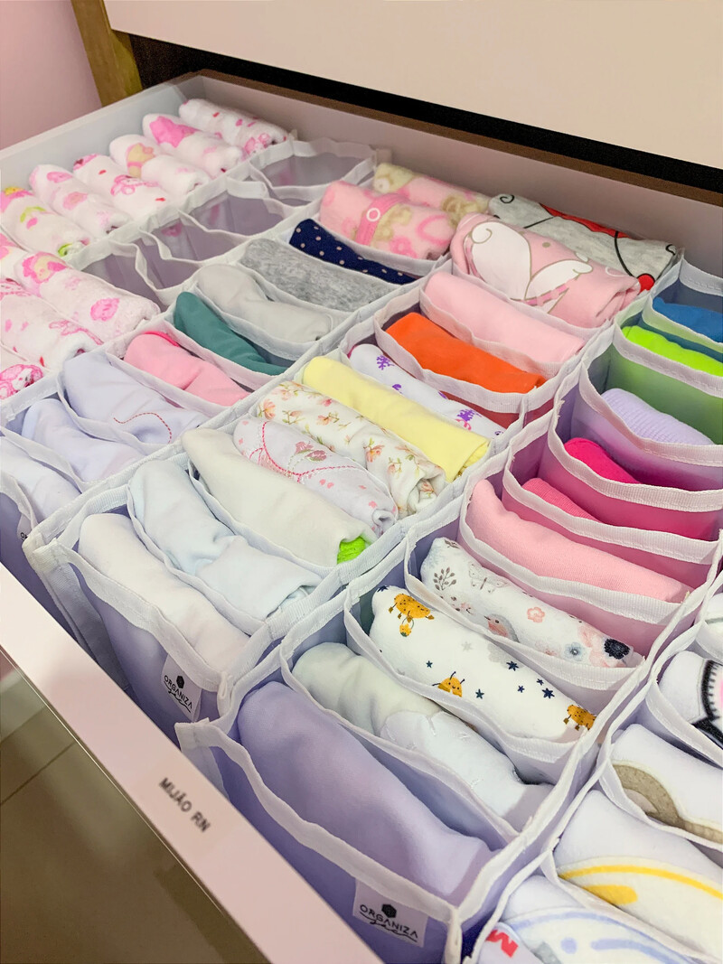 Organização de roupas em gaveta com divisórias