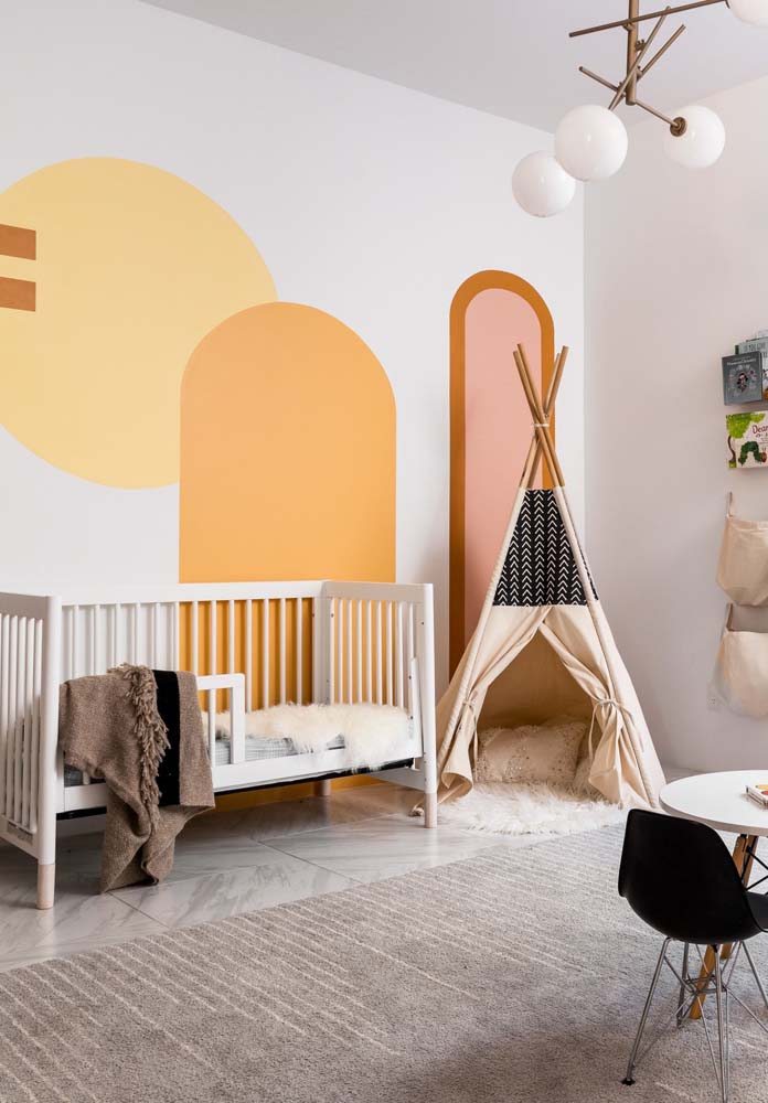Quarto infantil com berço e tenda decorativa