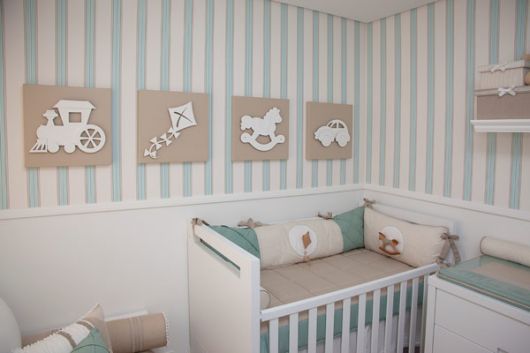 Quarto infantil decorado com papel de parede listrado