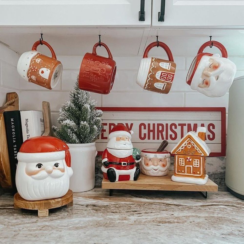 Decoração natalina com canecas e enfeites de Papai Noel.