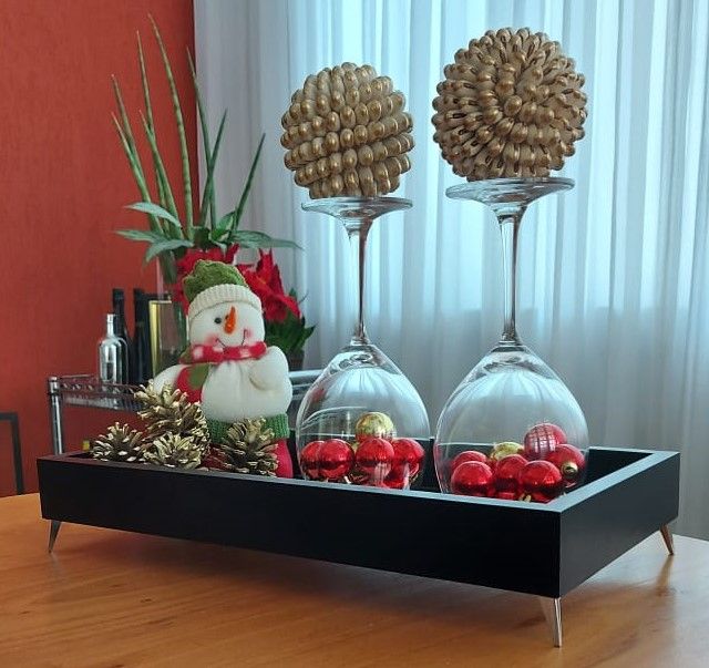 Decoração natalina com copos e enfeites