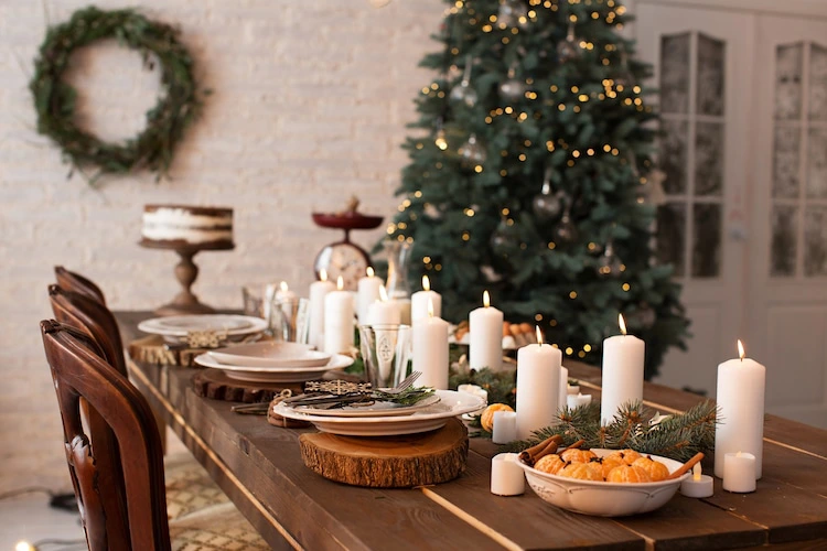 Mesa decorada para ceia natalina com velas e comida