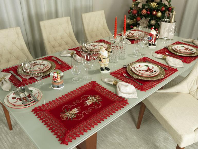 Mesa de Natal decorada com taças e pratos elegantes