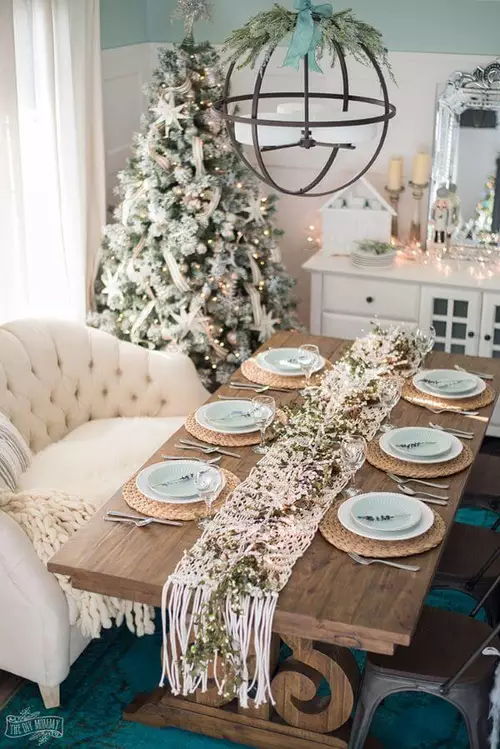 Mesa decorada para Natal com árvore ao fundo