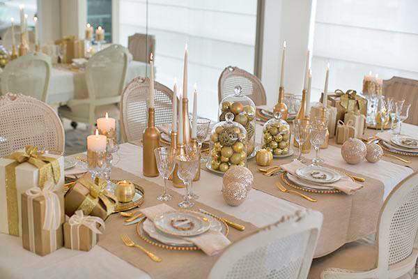 Mesa de Natal decorada com ouro e velas