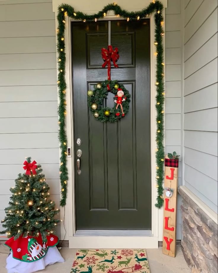 Porta decorada para o Natal com árvores e guirlanda
