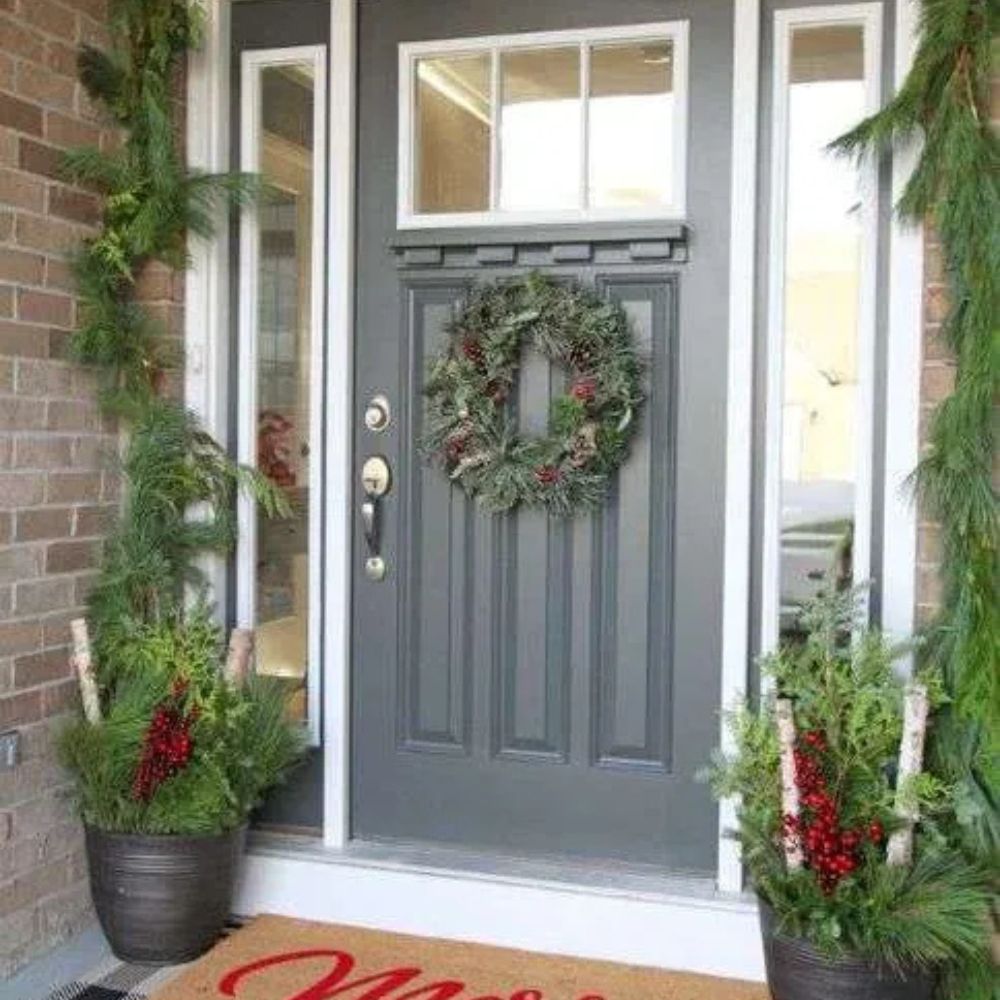 Porta de entrada decorada para o Natal