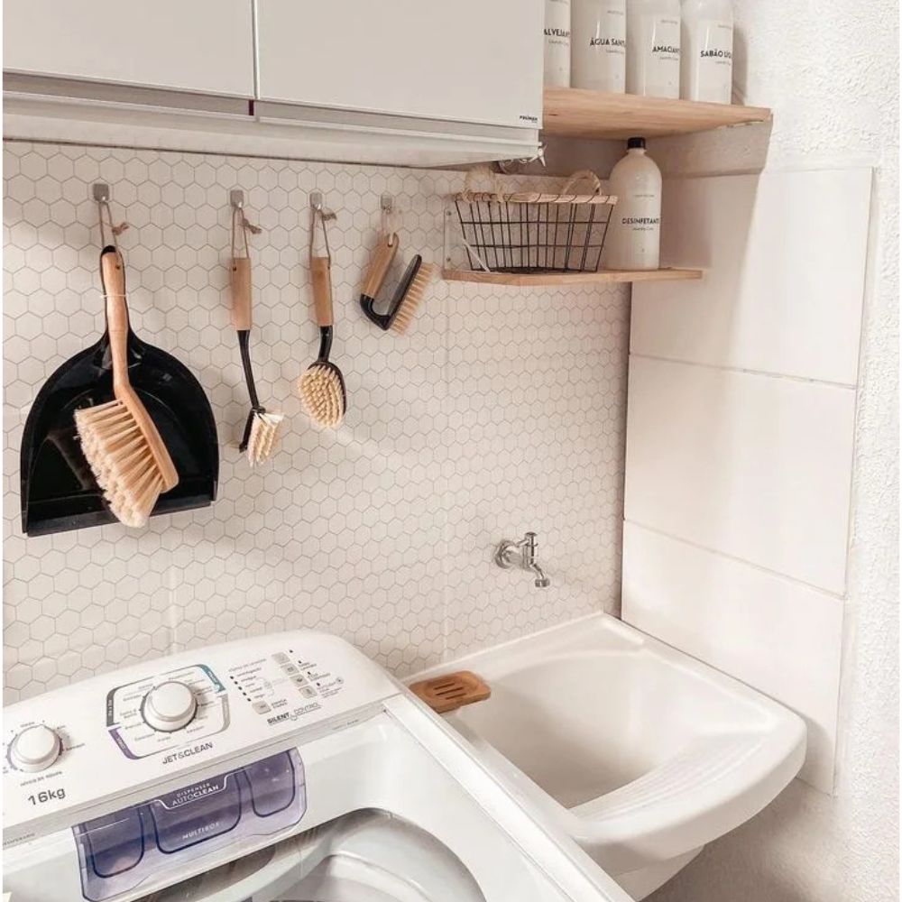 Área de lavanderia com utensílios organizados