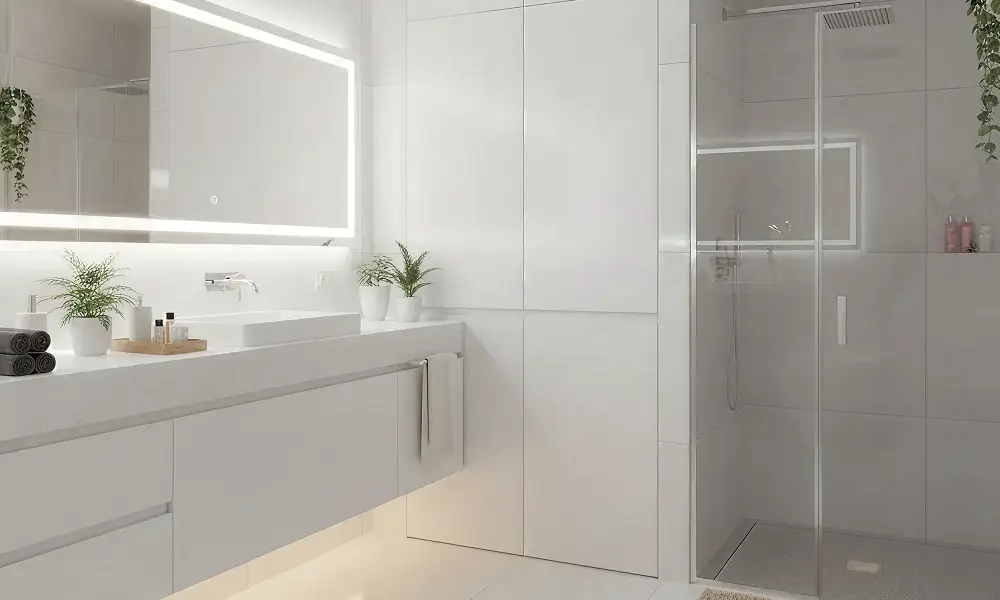 Banheiro moderno com iluminação e plantas decorativas