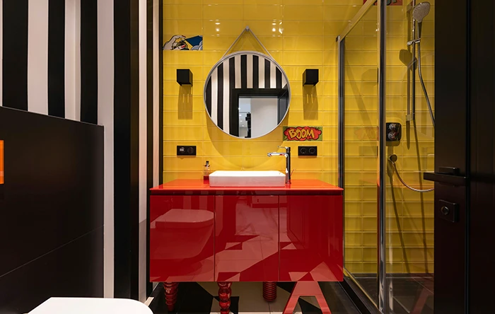 Banheiro moderno com detalhes em preto e amarelo