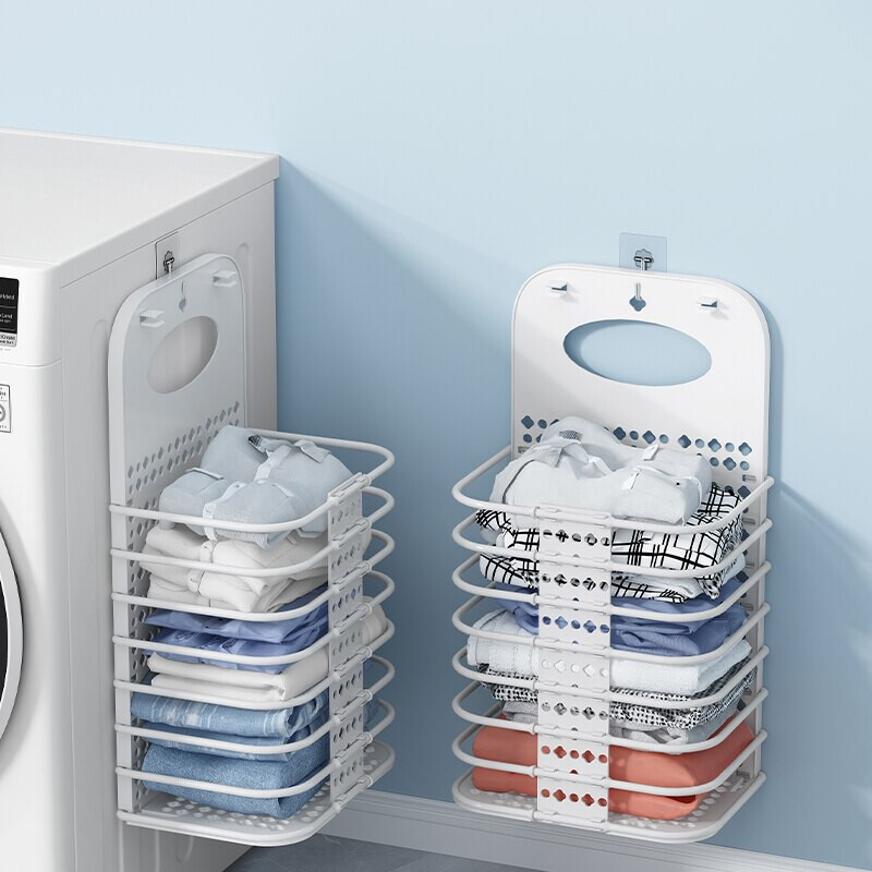 Cestos suspensos organizando roupas na lavanderia