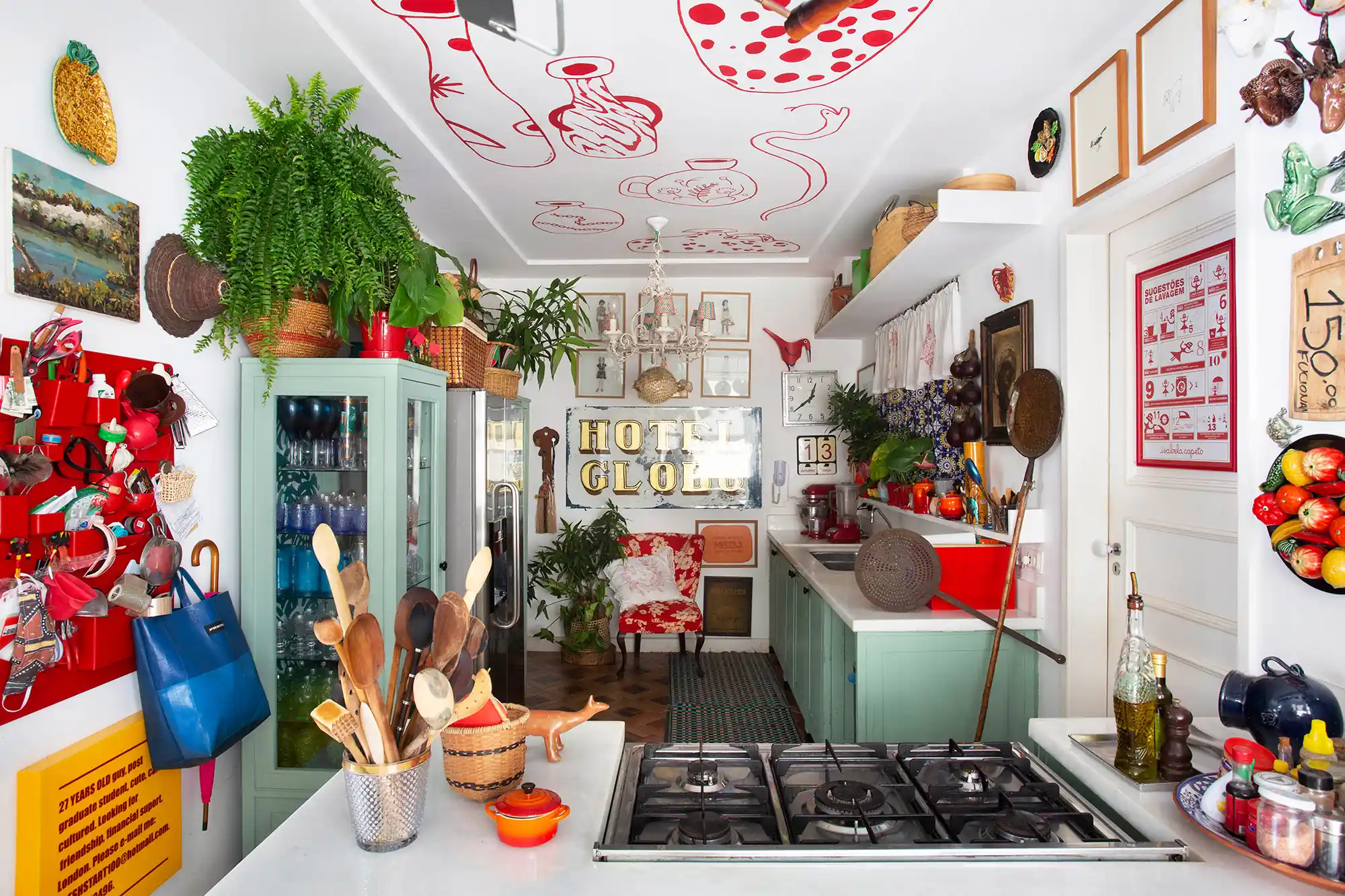 Cozinha colorida e decorada de forma criativa