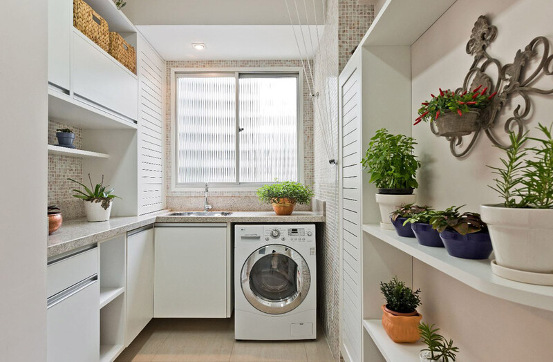 Cozinha moderna com áreas de serviço e plantas decorativas.