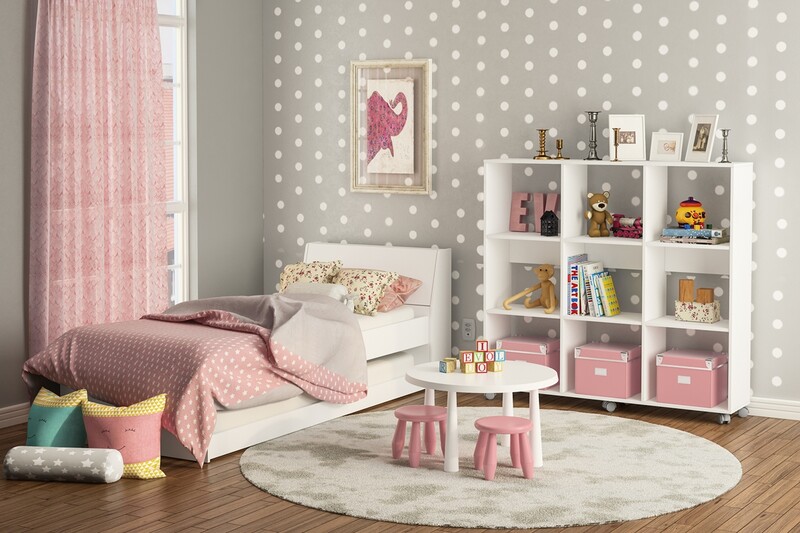 Quarto infantil decorado em tons rosa e neutros.