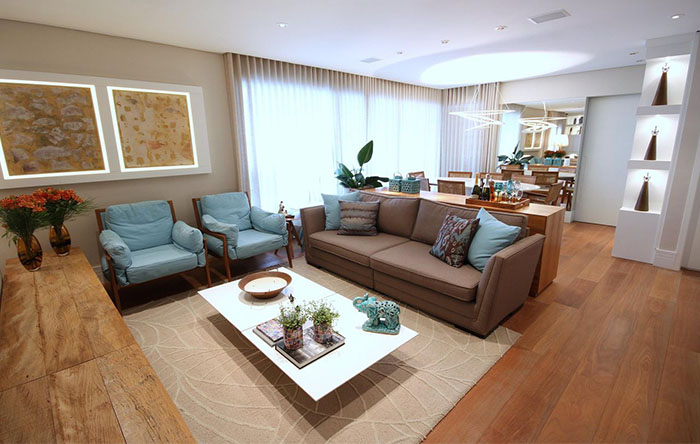 Sala de estar moderna com sofá e plantas decorativas