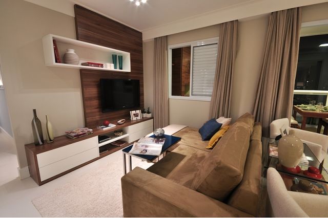 Sala de estar moderna com sofá e decoração elegante