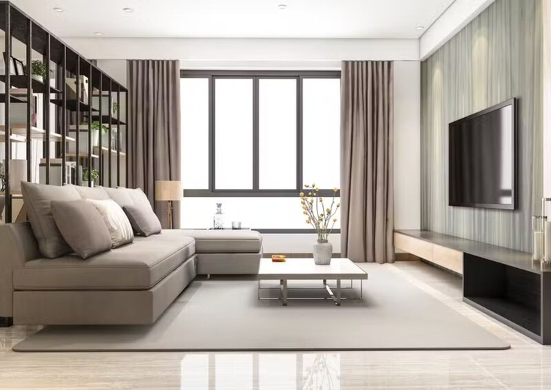 Sala de estar moderna com sofá e janelas grandes