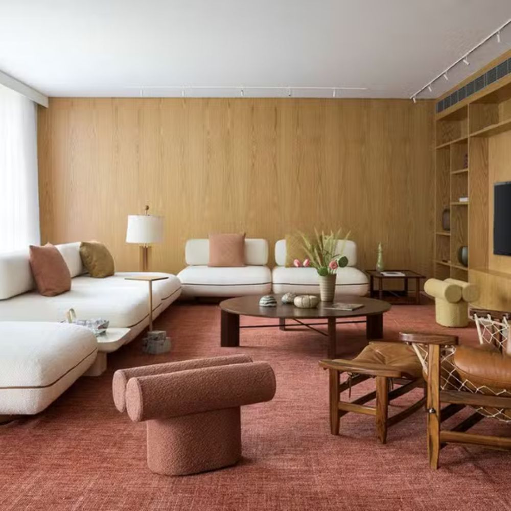 Sala de estar moderna com sofá e decoração minimalista