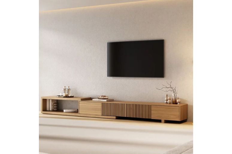 Sala moderna com painel de TV e móvel de madeira