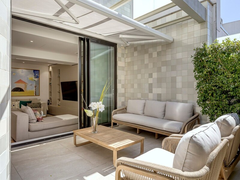 Varanda moderna com sofá e mesa de centro