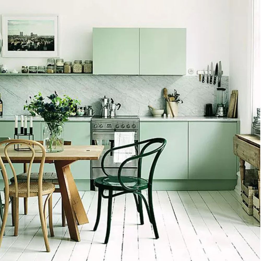Cozinha moderna com mesa de madeira e cadeira verde