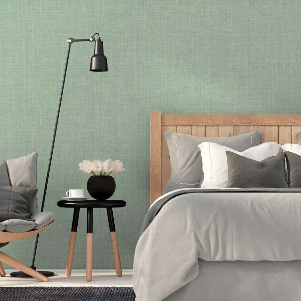 Quarto moderno com parede verde e cama confortável.
